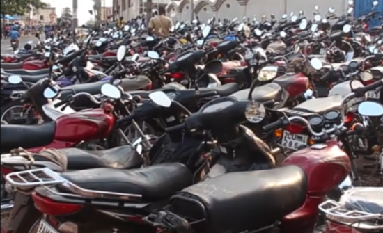 Motos, véhicules et autres en vente dans les unités de police